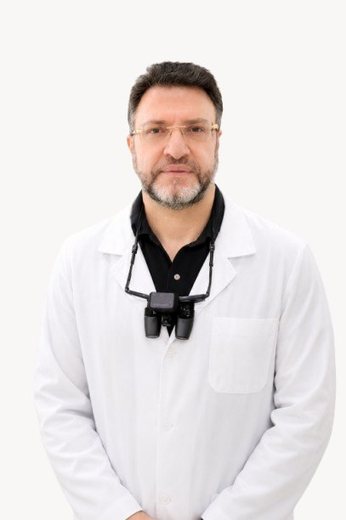 د. حسن الصواف — استشاري جراحة وزراعة الأسنان